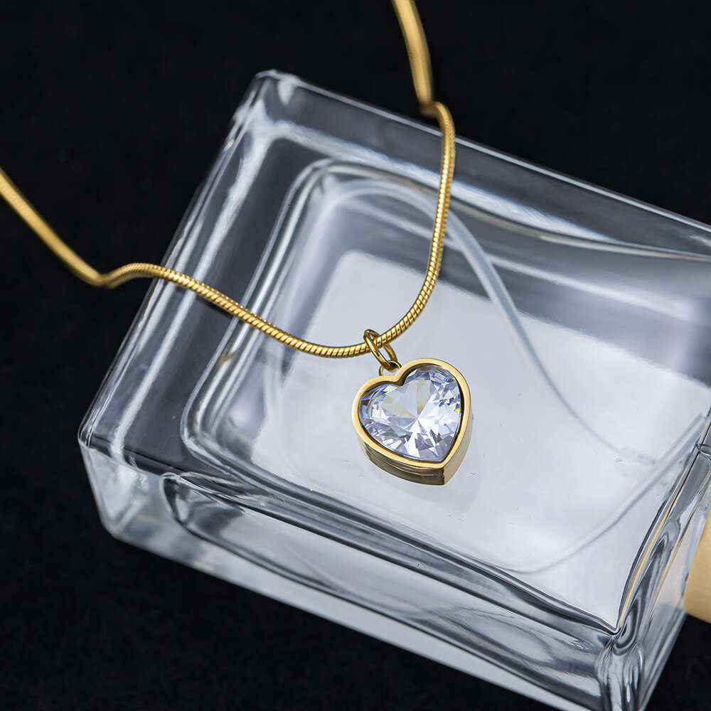 Niche Design New Titanium Steel Non-Fading Necklace for Women, Ins Cool Style, Light Luxury, Simple and Elegant Heart Clavicle Chain