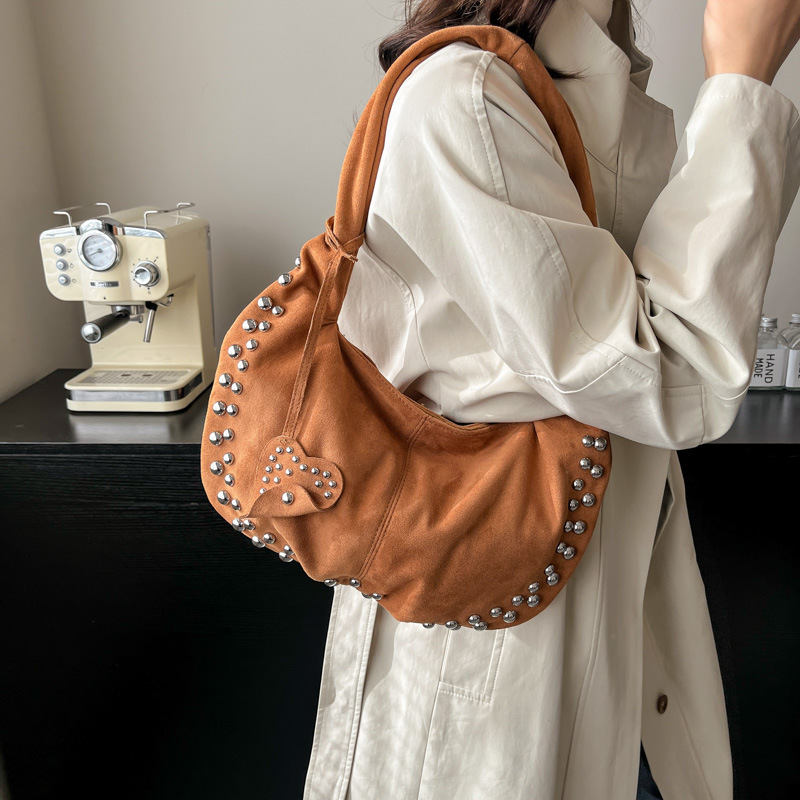 Large Capacity Rivet Bag Retro Versatile Shoulder Bag Commuting Armpit Bag