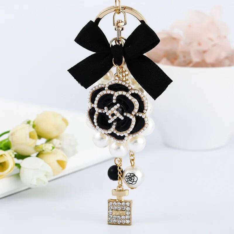 New Model Small Fragrant Wind Pearl Perfume Bottle Bow Chain Fashion Lady Bag Luxury Accessories Car Key Buckle XJ260106