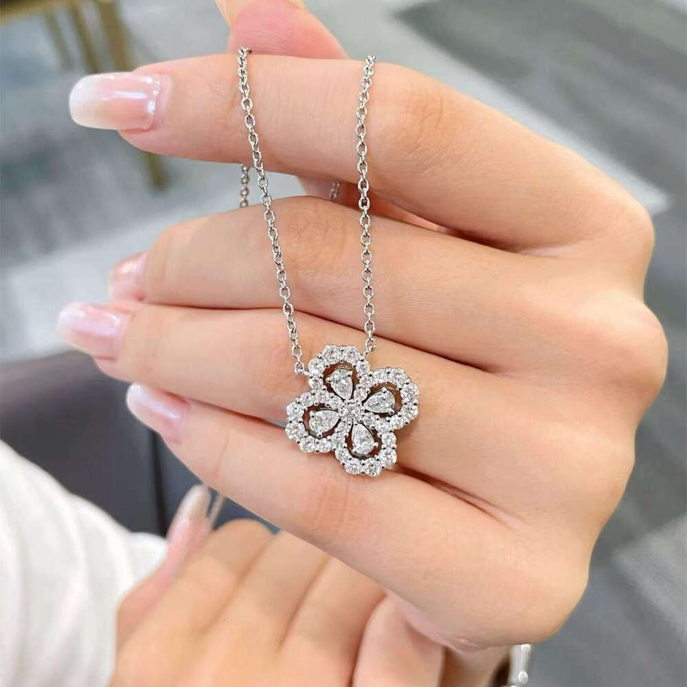 HARRYWINSTONnecklaceH A R R Y WINSTONES designer necklaceHARRYWINSTONES Necklace Clover Necklace Plated with White Gold Craft Full Diamond Pendant Clavicle
