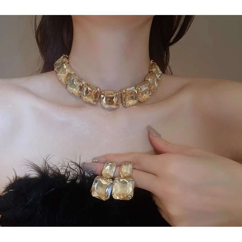 European American Exaggerated Square Necklace And Earrings Set 2026 New Light Luxury High-End Niche Collarbone Chain Dress Accessories