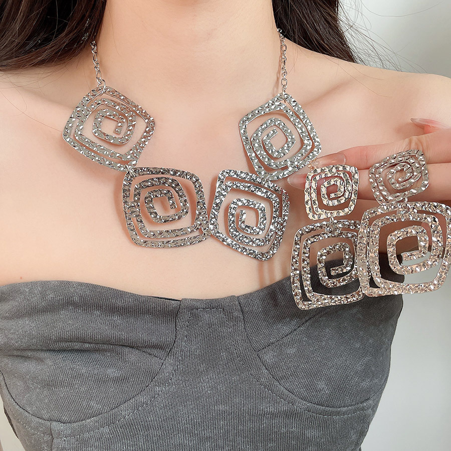 European and American INS Style Wrinkled Geometric Smooth Earrings for Women, Light Luxury High-end Feel, Exaggerated Personality Cross-border Jewelry - view 3