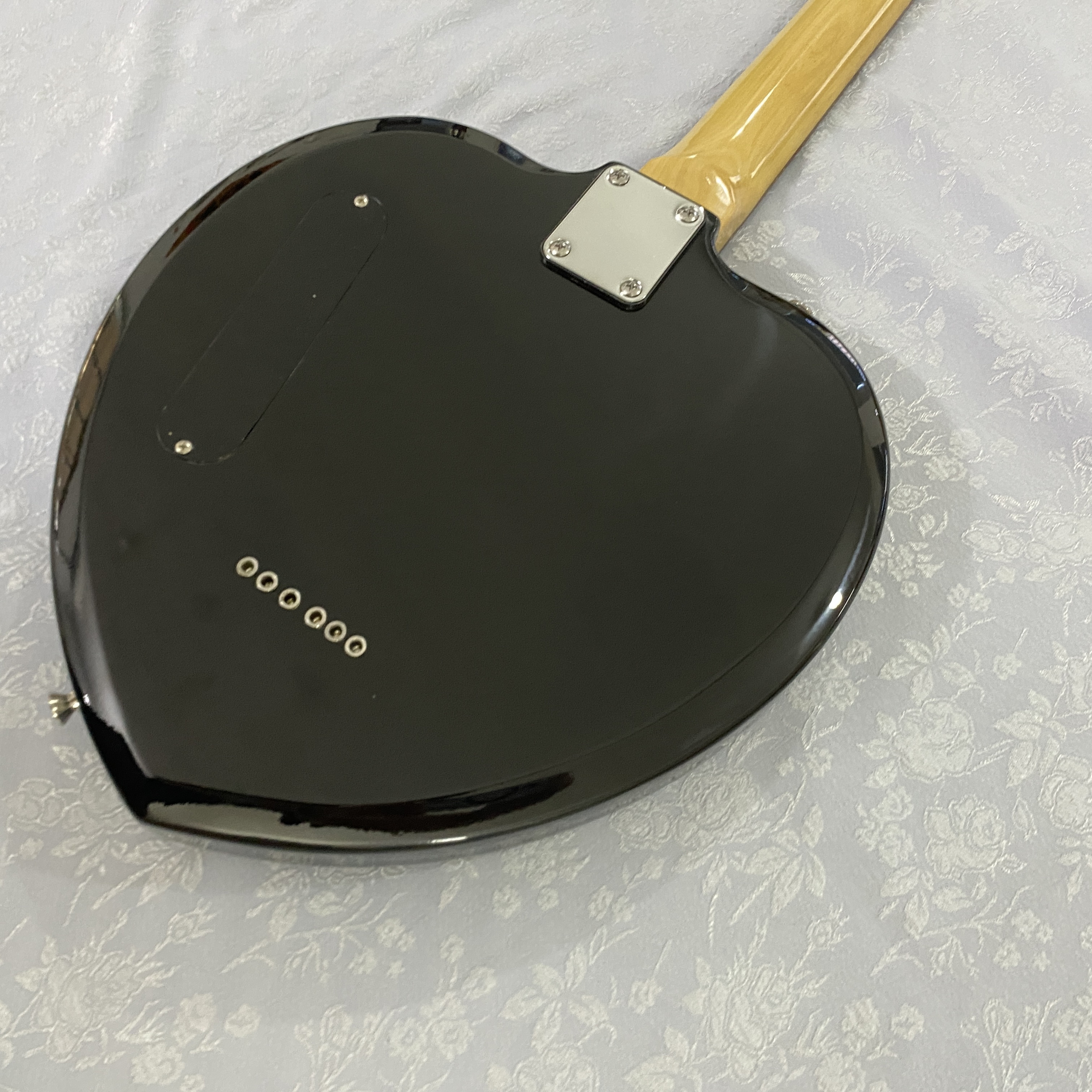 22 fret electric guitar, basswood body, rosewood fretboard, maple neck, chrome hardware, genuine picture, quality guarantee