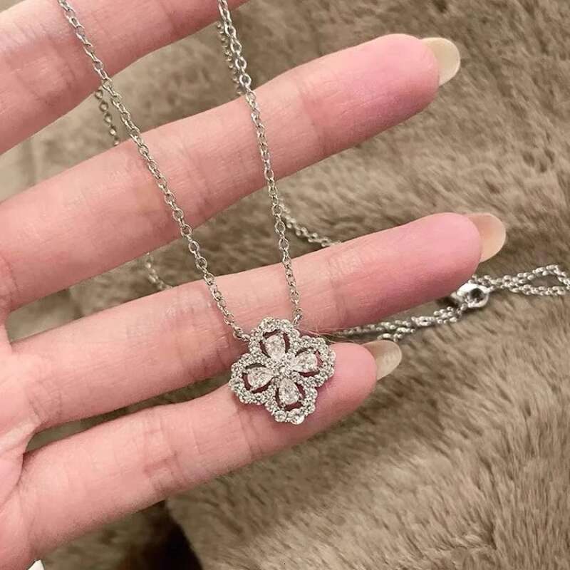 Pendant necklace Sparkling zircon Four Leaf Clover Necklace for Women Light Luxury High End Pendant New Exquisite Niche Design Clavicle Chain