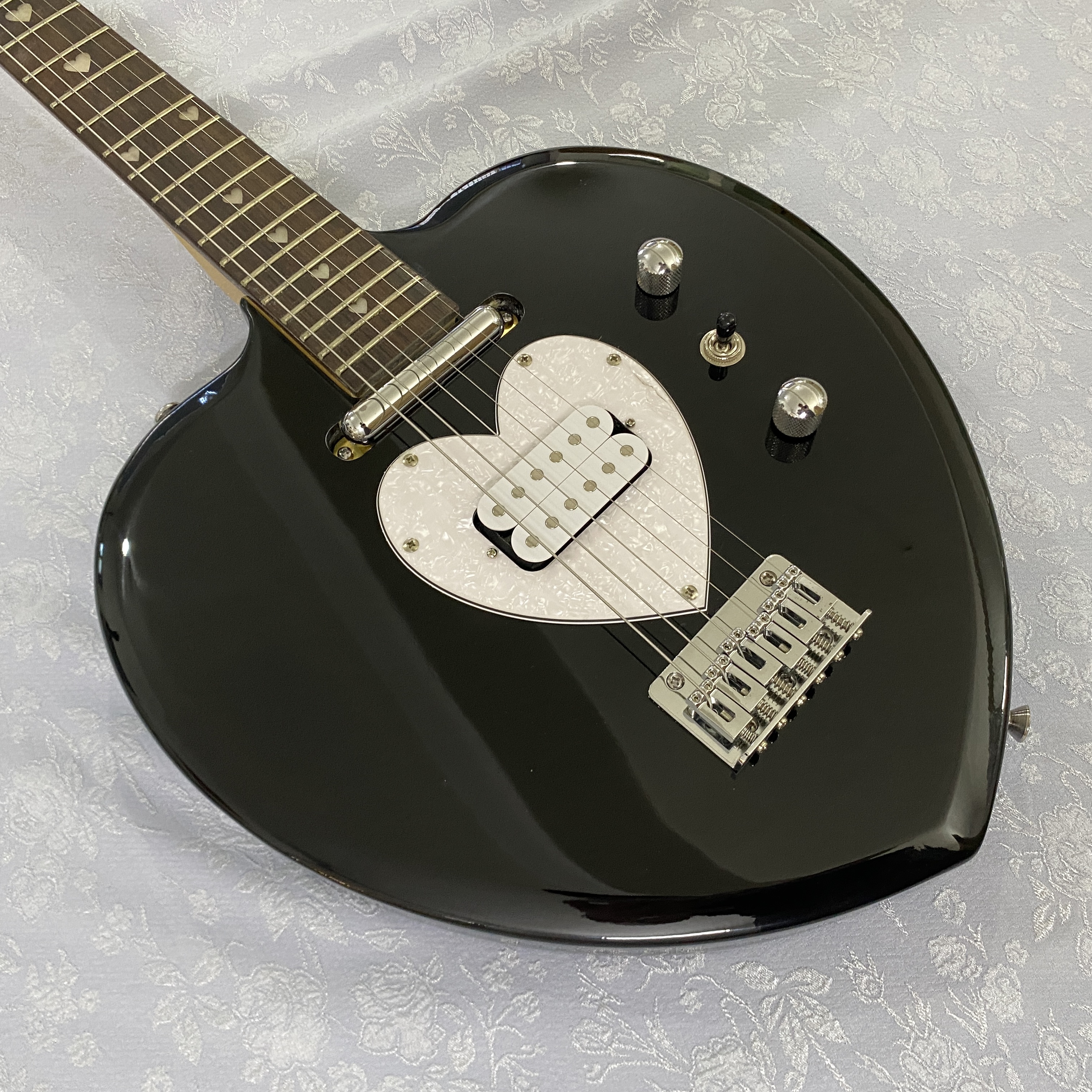 22 fret electric guitar, basswood body, rosewood fretboard, maple neck, chrome hardware, genuine picture, quality guarantee