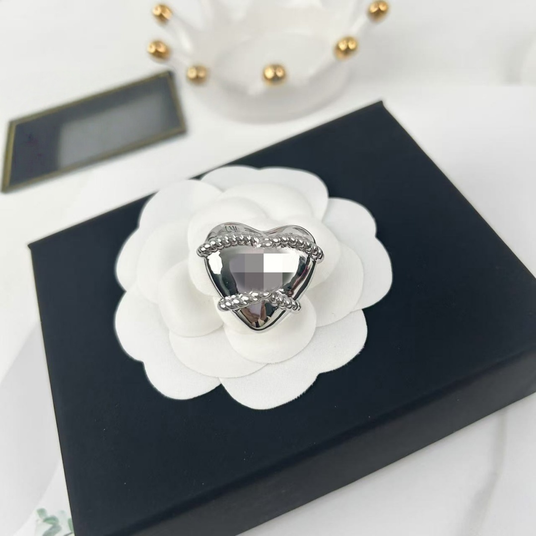 High Version Silver Smooth Peach Heart Brooch Designer Jewelry Personalized and Versatile Jewelry