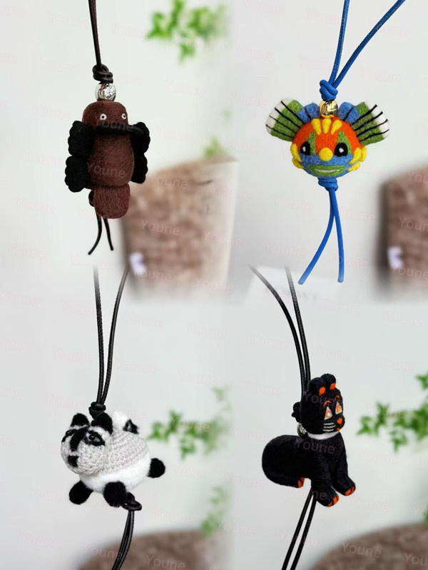 Luxury Raccoon Bag Charm Designer Bag Ornament Cute Futurist Cat charm in felt Animal Doll Men Women Car Hanging Keychain Purse Decoration Handmade Wool Felt DIY