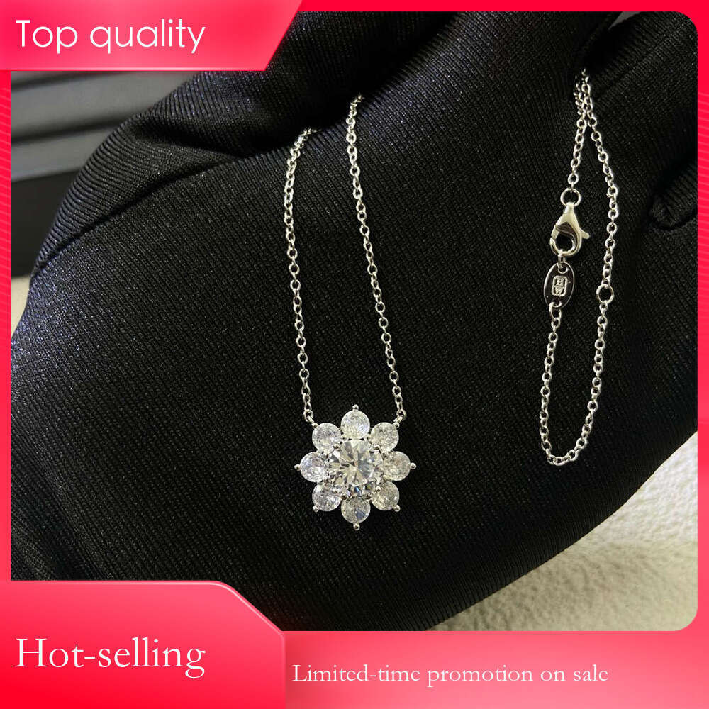 HARRYWINSTONnecklaceHARRYWINSTONES NecklaceH A R R Y WINSTONES designer necklace Petal Full Necklace Sunflower Diamond Pendant Niche Fashion Versatile