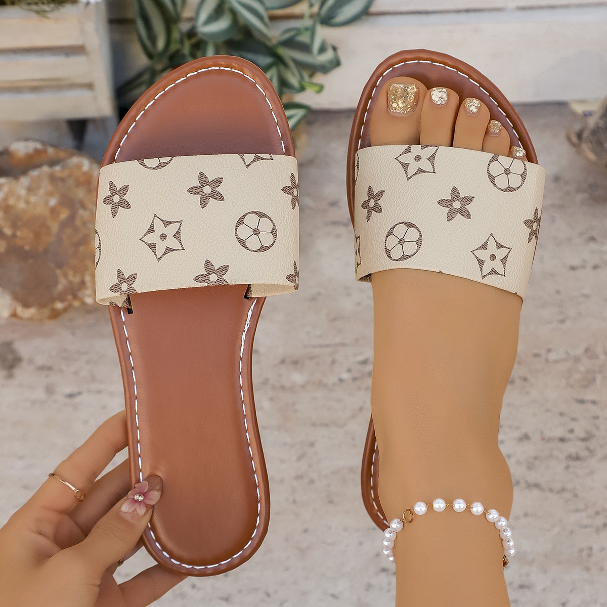 2026 new free shipping designer Slippers casual sliders for woman summer black white brown outdoor indoor sandals