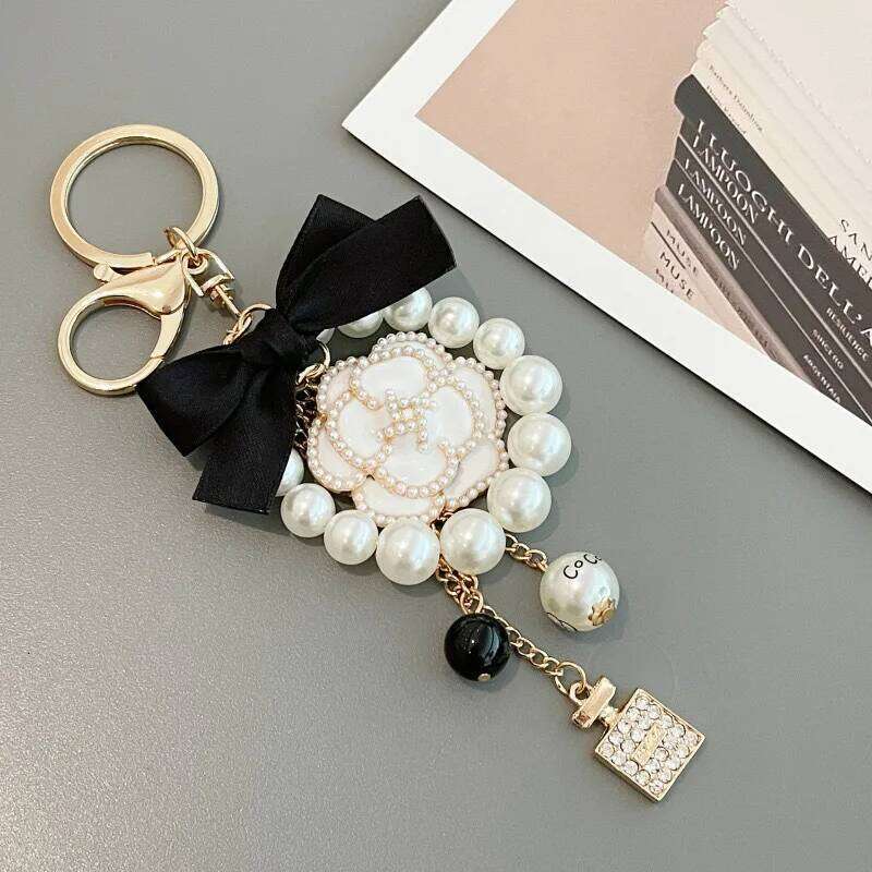 New Model Small Fragrant Wind Pearl Perfume Bottle Bow Chain Fashion Lady Bag Luxury Accessories Car Key Buckle XJ260106