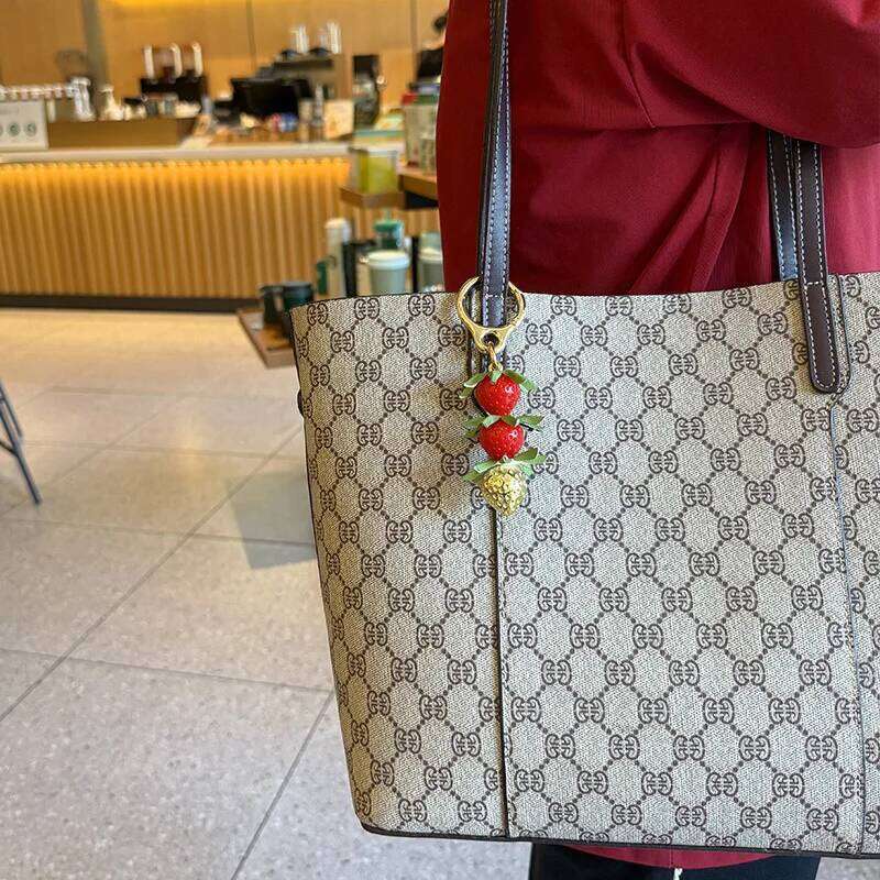 Cute Resin Simulation Fruit Strawberry Three-dimensional Jewelry Keychain Versatile Luggage Bag Pendant XJ260106