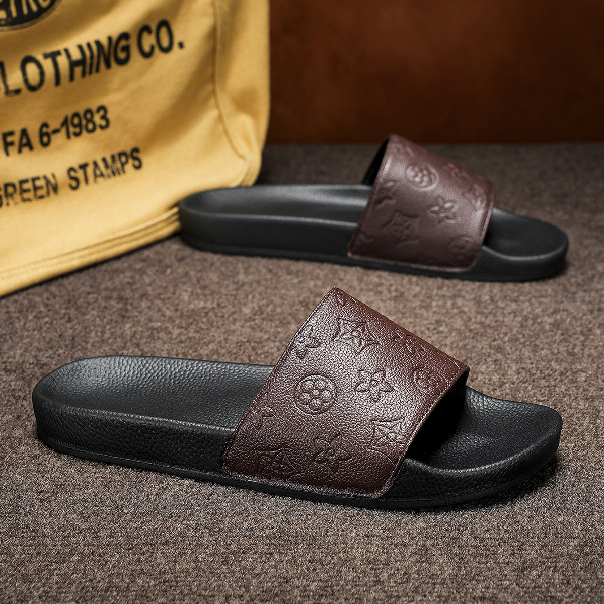 2026 new Mens non slip and odor proof soft soled casual home classic embossing sandals for summer wear