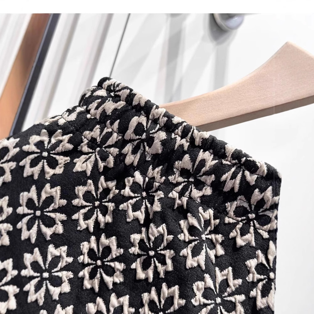 2026 New Design Men's Clothing - Luxurious And Fashionable Trendy Shorts With Loose Four-piece Legs Beach Shorts Breathable Outdoor Sports Men 