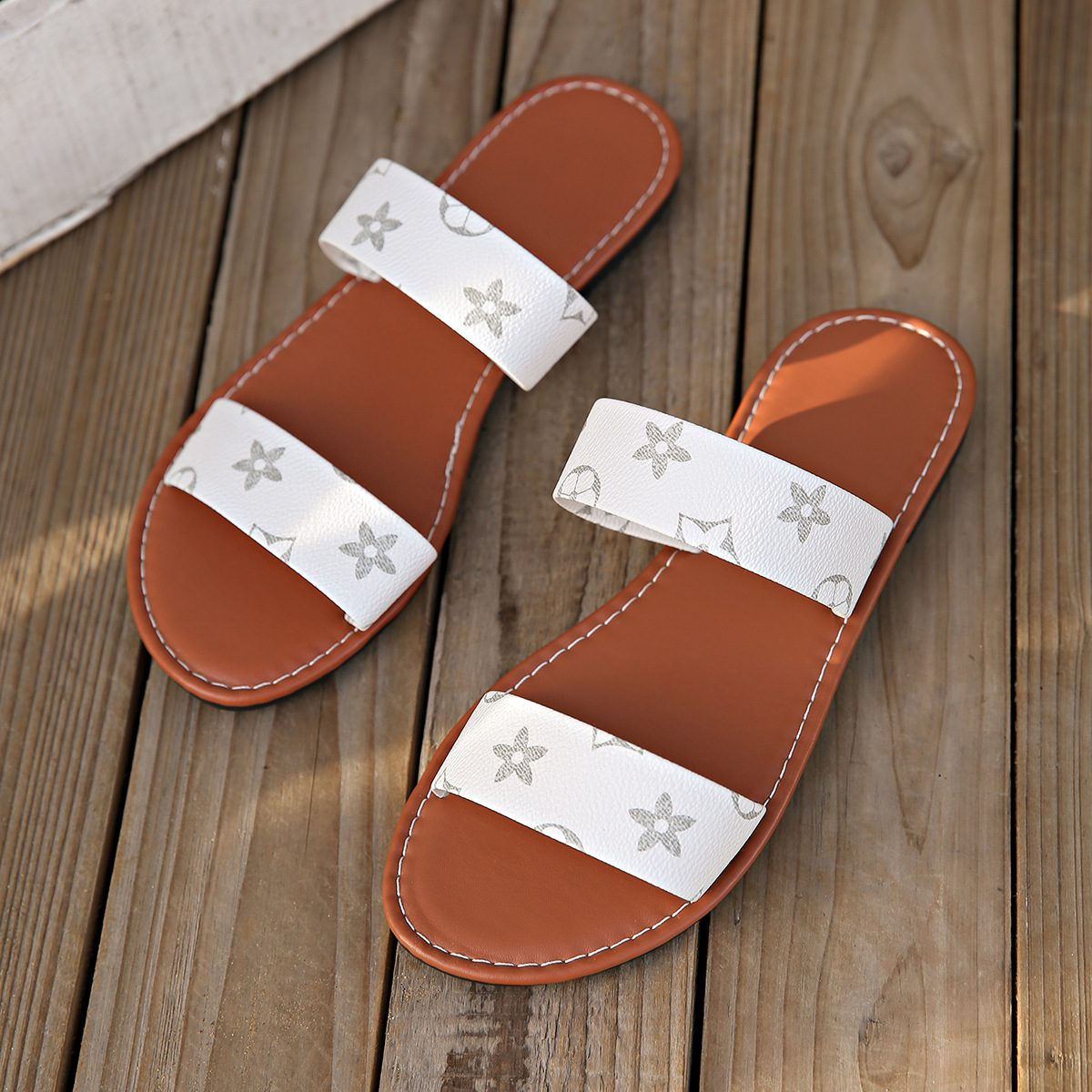 2026 New Four Seasons Home and Outdoor Casual Non slip Flat Slippers Breathable and Comfortable Sandals for Women