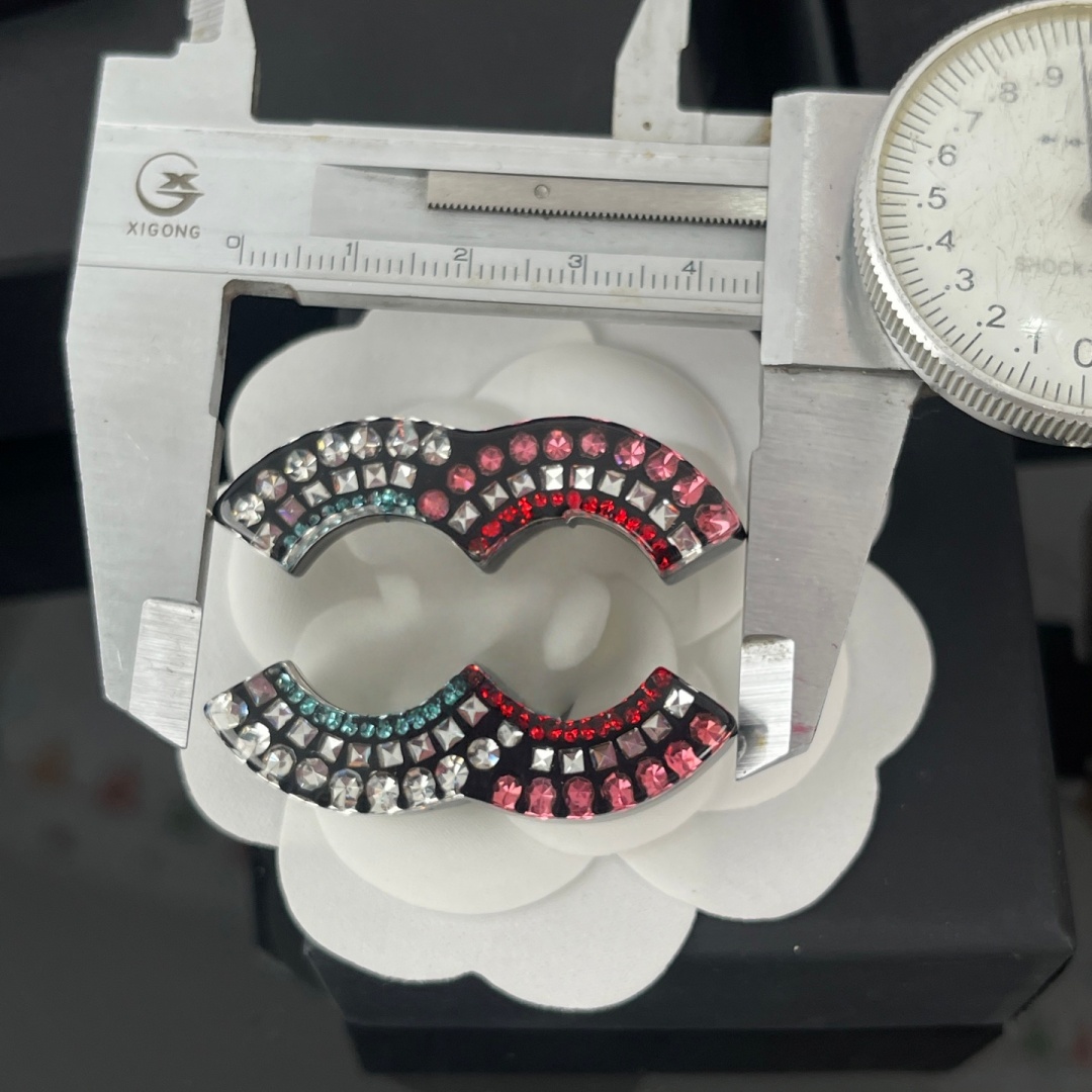 High Quality Acrylic Pink Diamond Splicing Resin Brooch Designer Jewelry Personality Versatile Temperament Party Gift