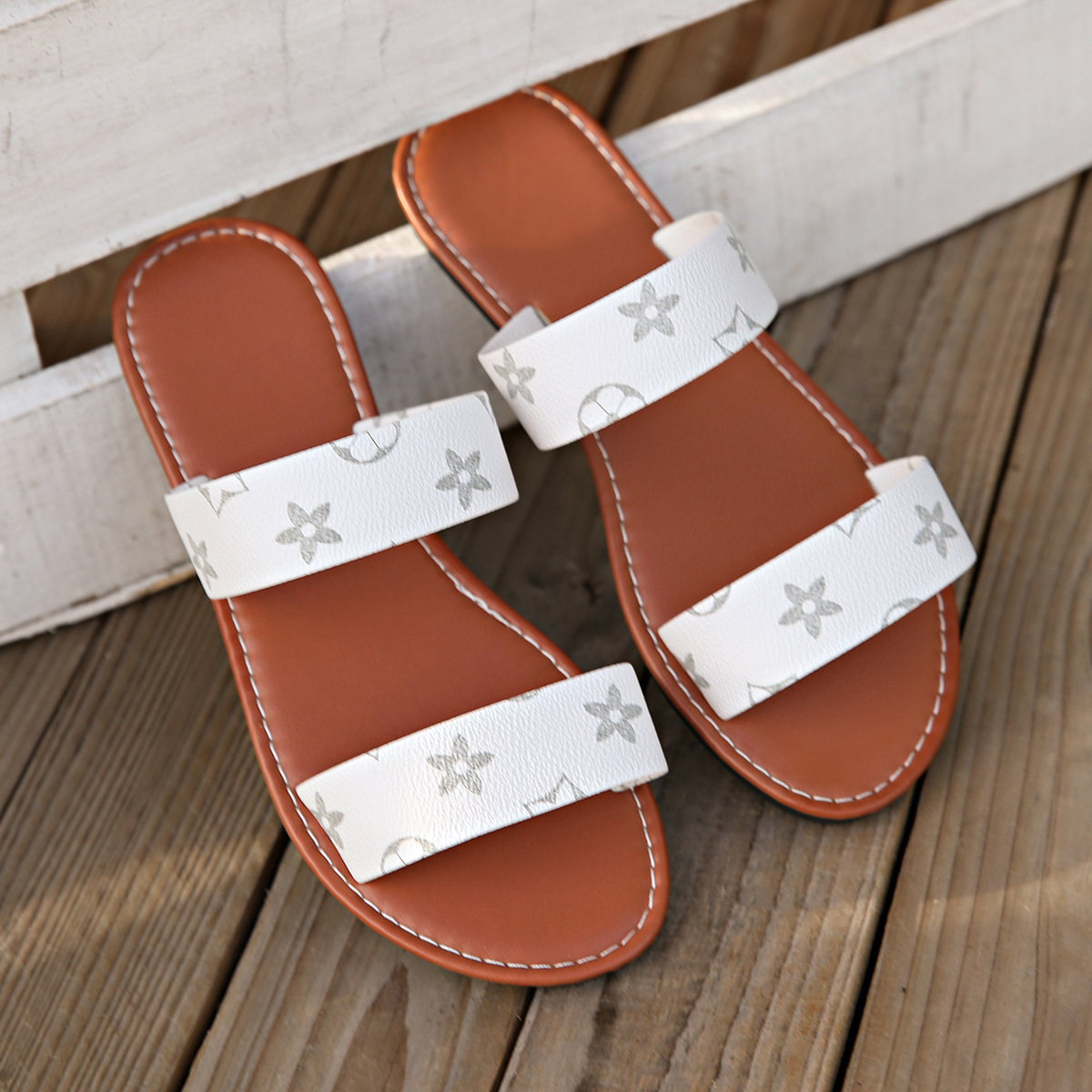 2026 Hot Four Seasons Home and Outdoor Casual Non slip Flat Slippers Breathable and Comfortable Sandals for Women