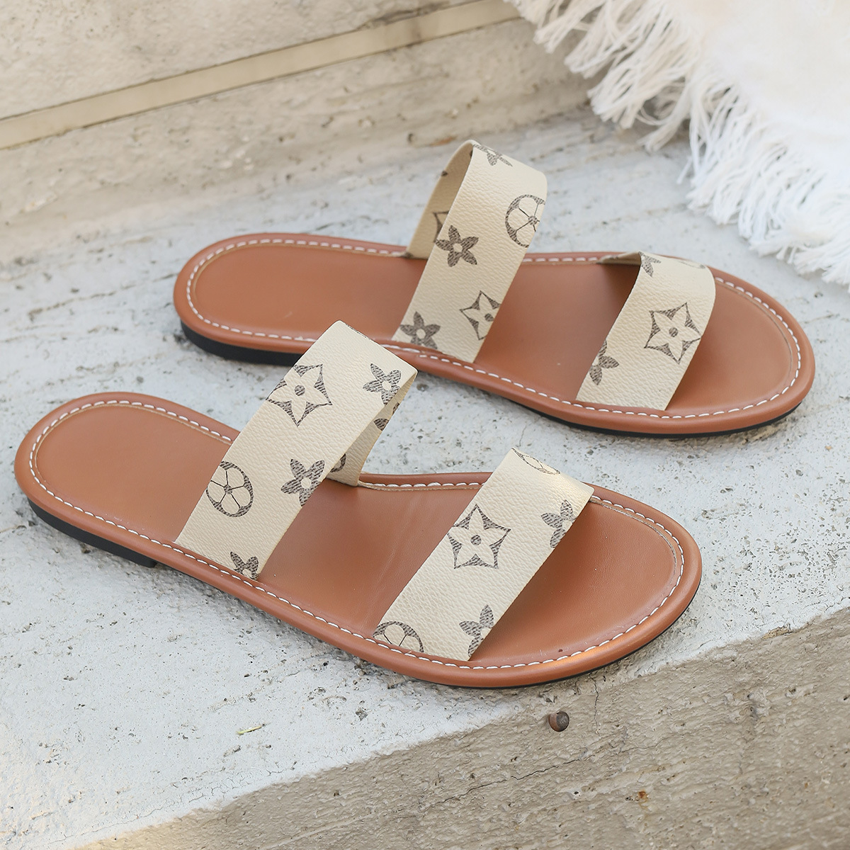 2026 New Four Seasons Home and Outdoor Casual Non slip Flat Slippers Breathable and Comfortable Sandals for Women