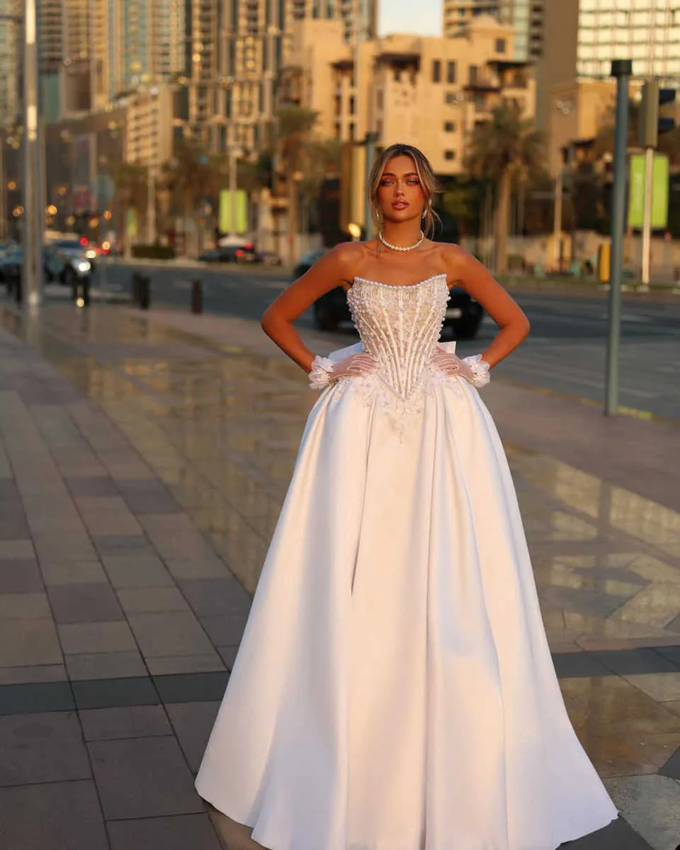 2026 Chic Pearls Lace Dubai Araic A Line Wedding Dresses Modern White Satin Ruched Strapless Basque Waist Vintage Bridal Gowns Bowknot Bride Robes de 
