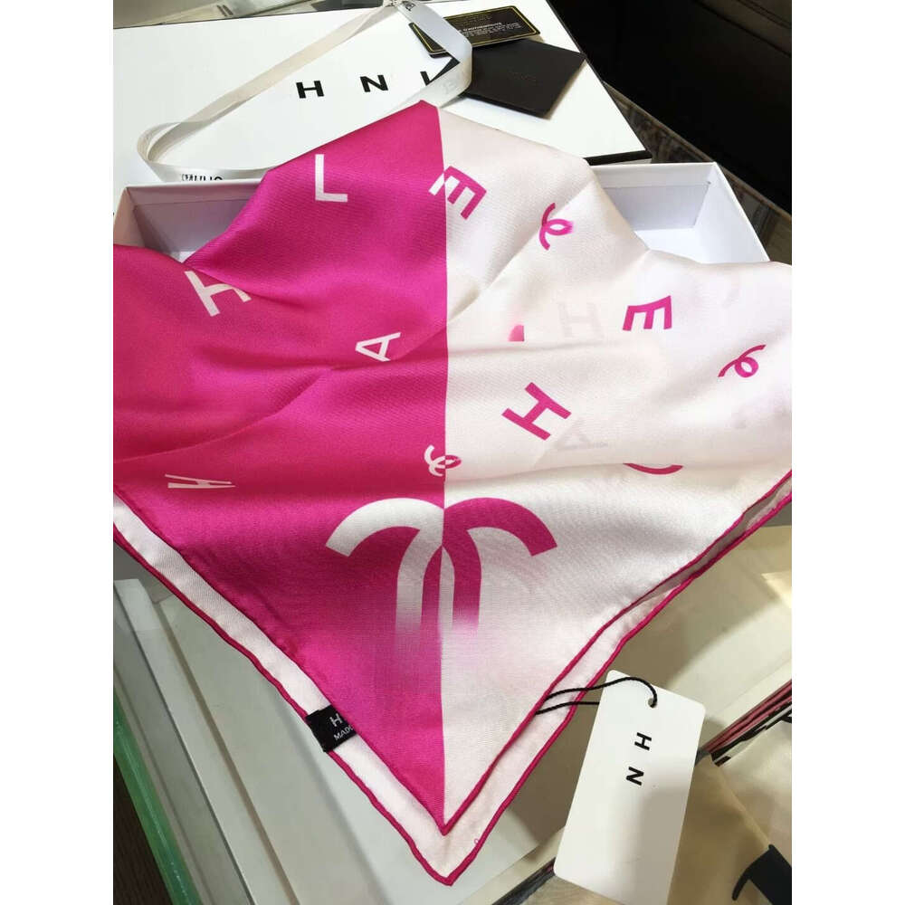 90*90Cm Style Silk Head Scarfs For Women Winter Luxurious Scarf High Classic Letter Pattern Designer Shawl Scarves New Gift Easy To Match Soft Touch