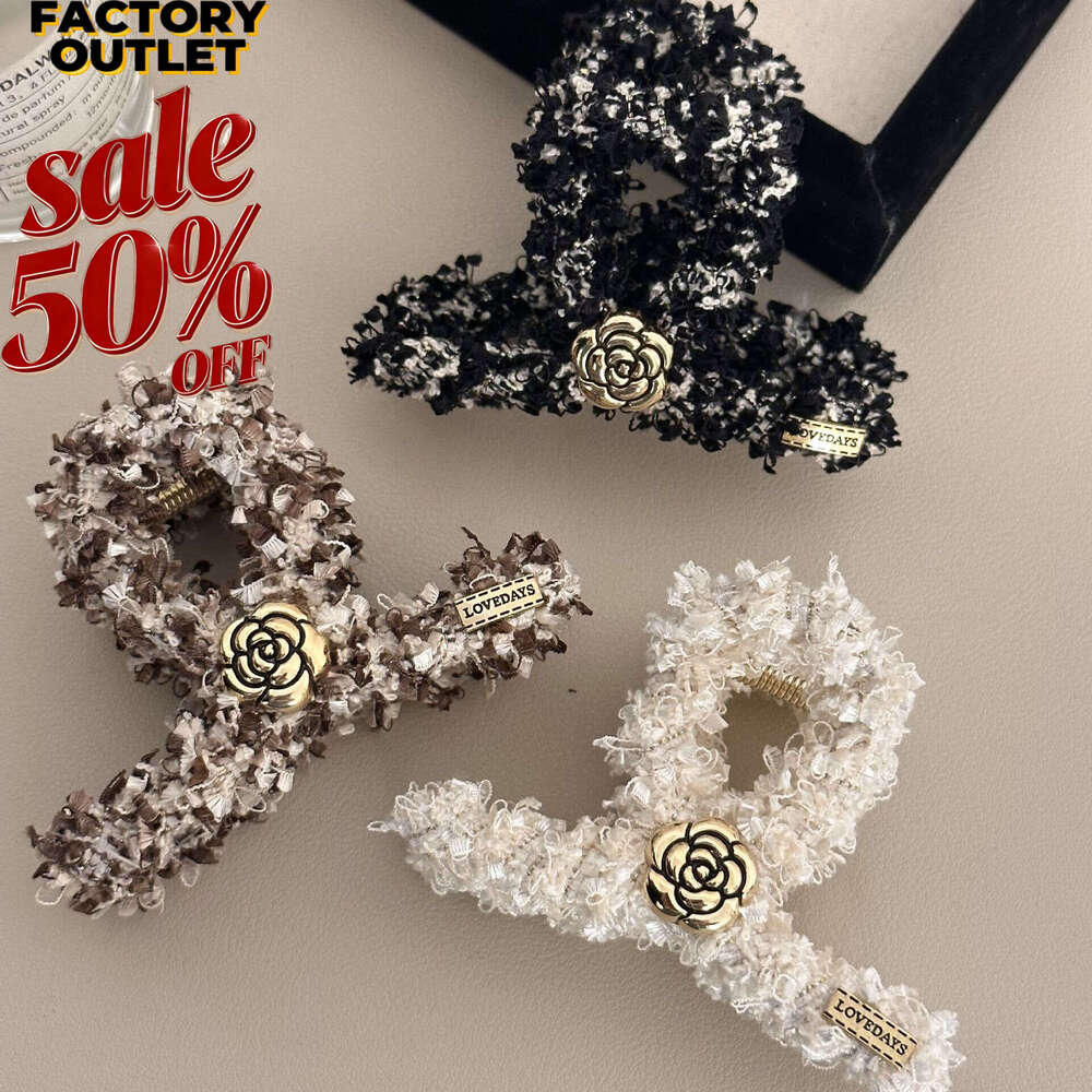 Korean French Style Small Thick Wool Medium Shark Clip Fashion Black and White Color Block Hair Claw for Women