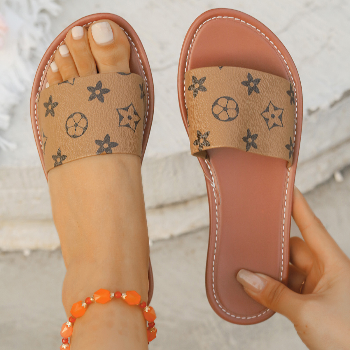 2026 New Four Seasons Home and Outdoor Casual Non slip Flat Slippers Breathable and Comfortable Sandals for Women