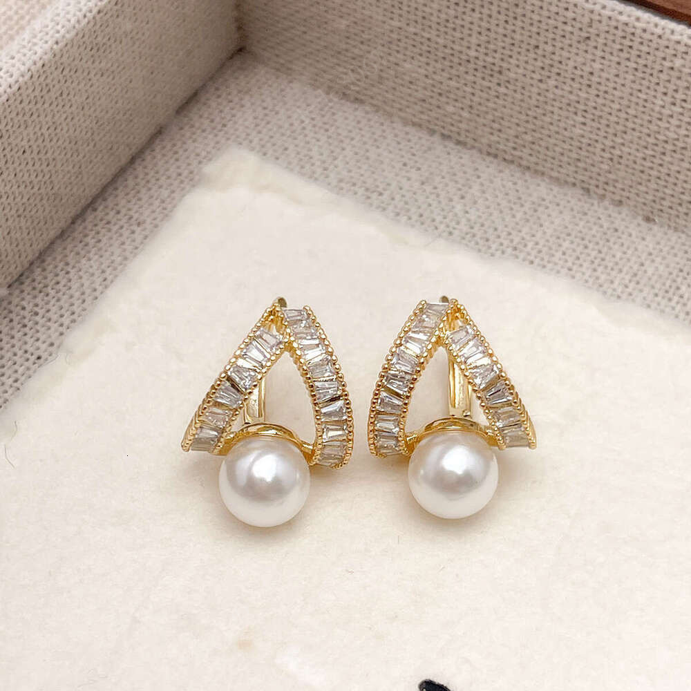 Simple Lab Grown Diamond Mother of Pearl Cubic Zirconia Letter Screw Back Round Cut Party Hypoallergenic