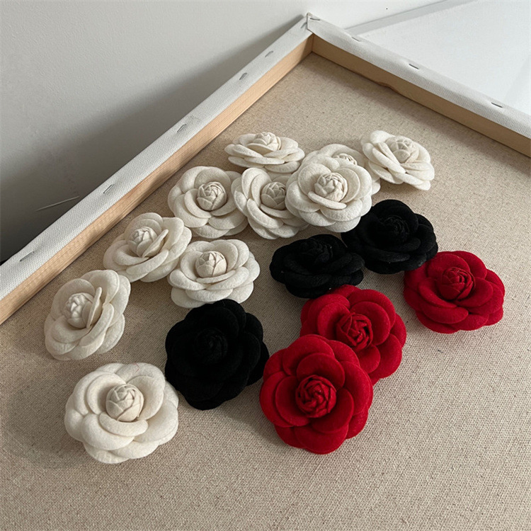 Exquisite French Fashion Style Brooch Vintage Brooch French Camellia Brooch High-End Imitation Wool Pearl Suit Coat