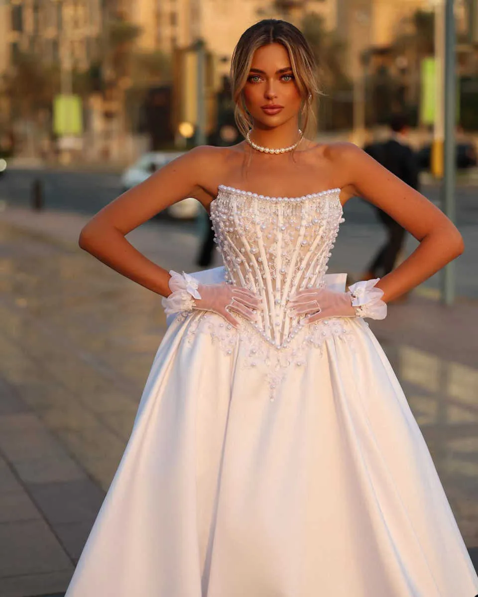 2026 Chic Pearls Lace Dubai Araic A Line Wedding Dresses Modern White Satin Ruched Strapless Basque Waist Vintage Bridal Gowns Bowknot Bride Robes de 