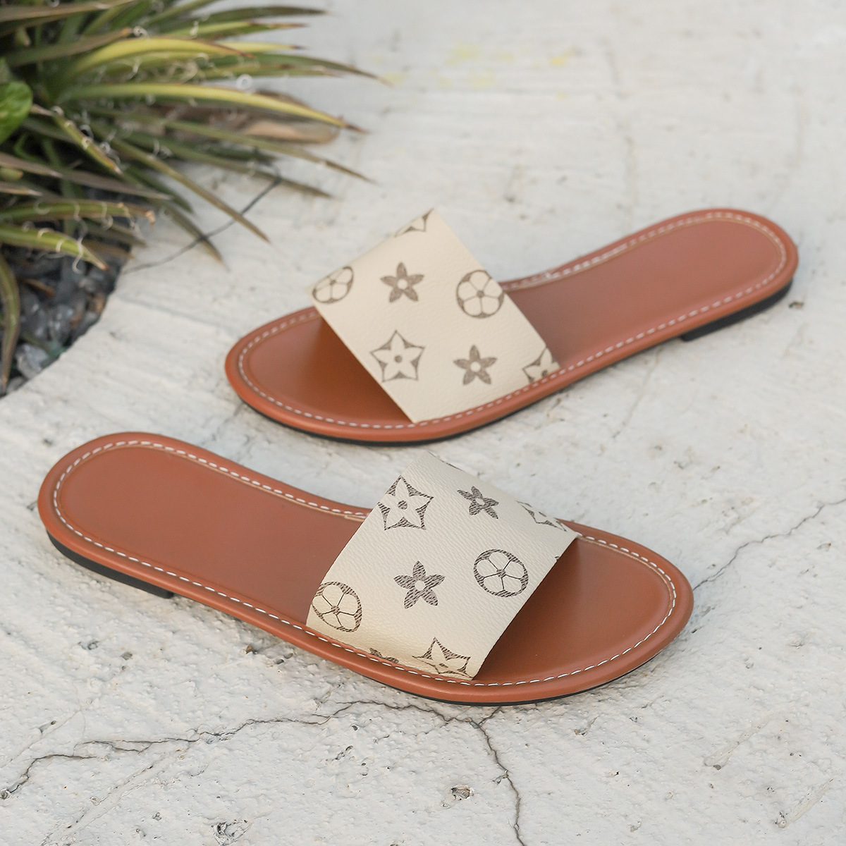 2026 New Four Seasons Home and Outdoor Casual Non slip Flat Slippers Breathable and Comfortable Sandals for Women