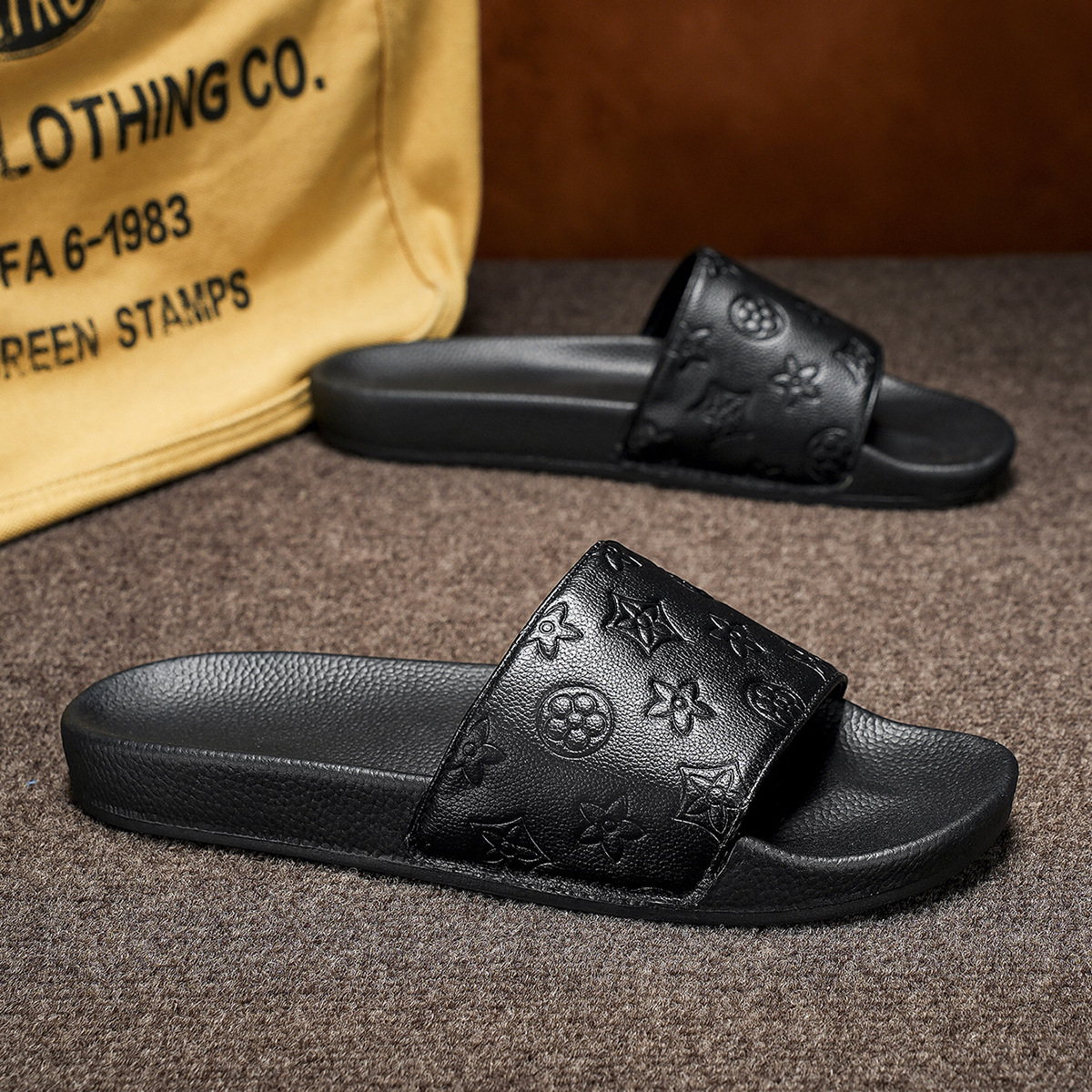 2026 new Mens non slip and odor proof soft soled casual home classic embossing sandals for summer wear