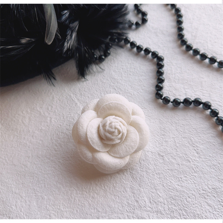 Exquisite French Fashion Style Brooch Vintage Brooch French Camellia Brooch High-End Imitation Wool Pearl Suit Coat
