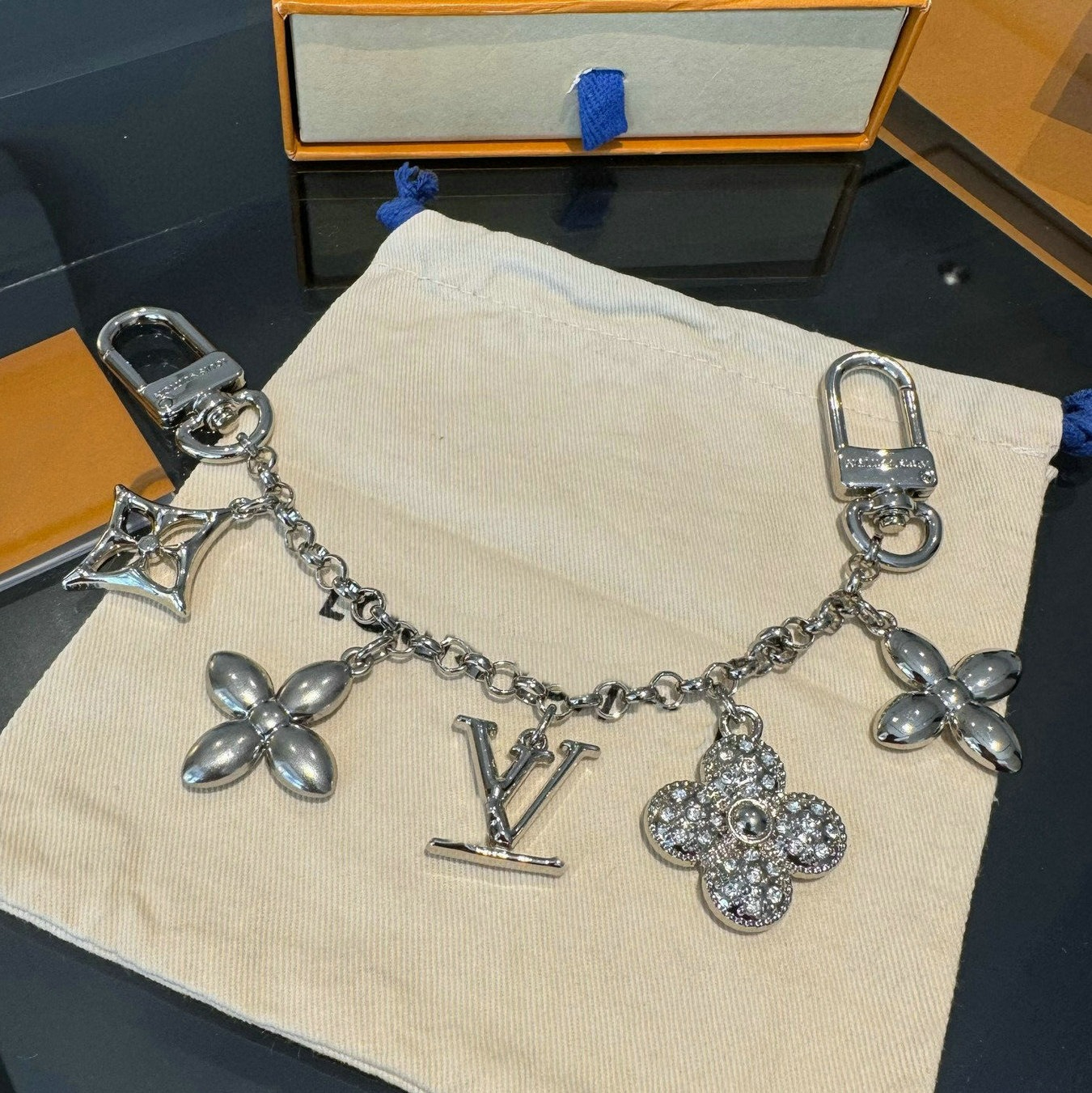 Brand Designer Keychain Flower Bag Charm For Women Luxury Breeze Keychain Gold Color Designers Keyring Clover Pendant Purse Charm gift