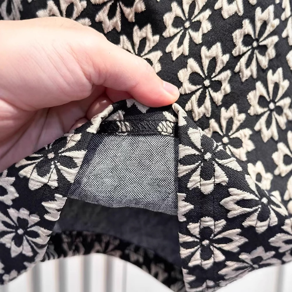 2026 New Design Men's Clothing - Luxurious And Fashionable Trendy Shorts With Loose Four-piece Legs Beach Shorts Breathable Outdoor Sports Men 