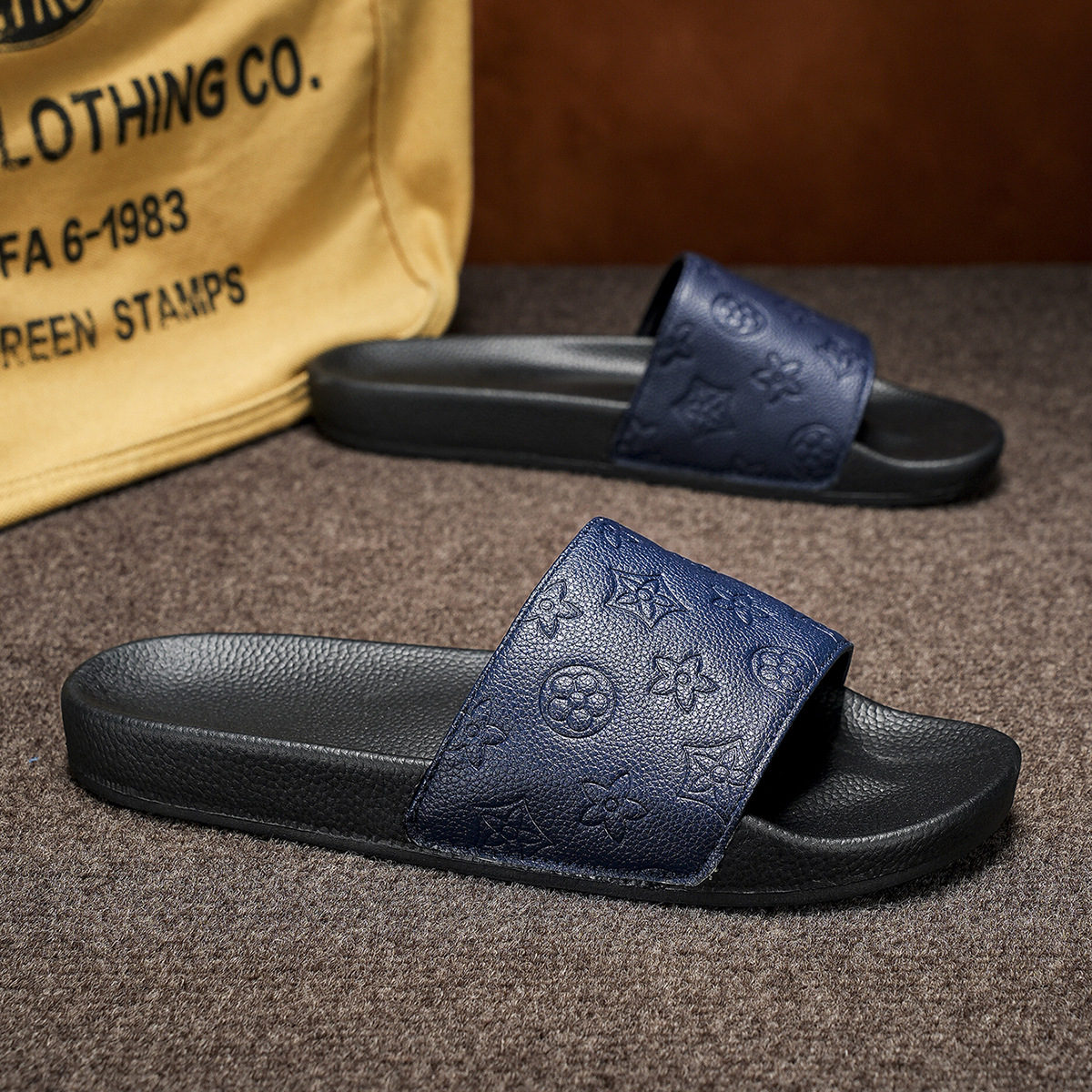 2026 new Mens non slip and odor proof soft soled casual home classic embossing sandals for summer wear