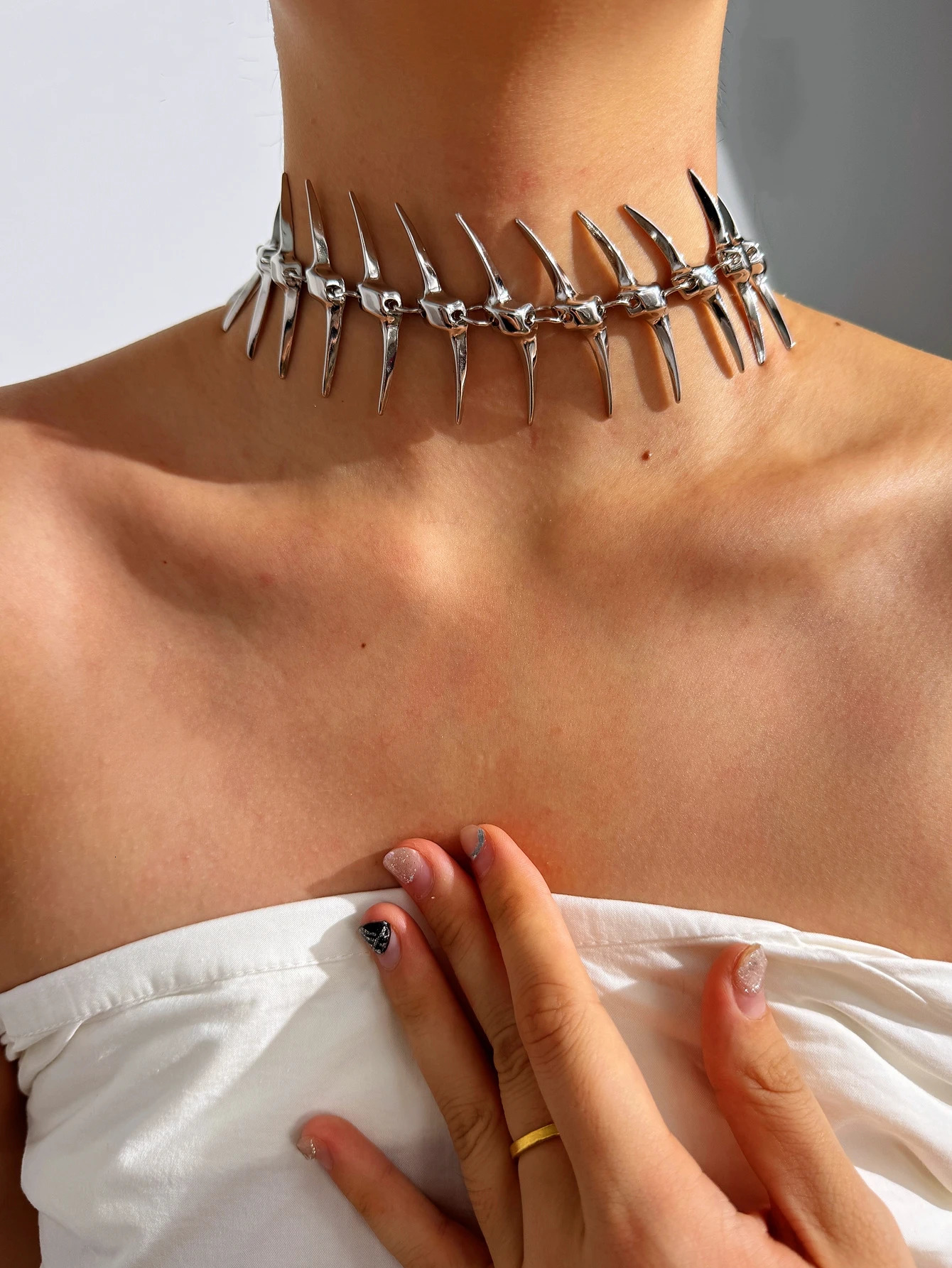 Edgy Niche Hip-Hop Thorn Skeleton Alloy Womens Necklace Perfect for Holiday Parties Everyday Wear Street Style Outfits 260106