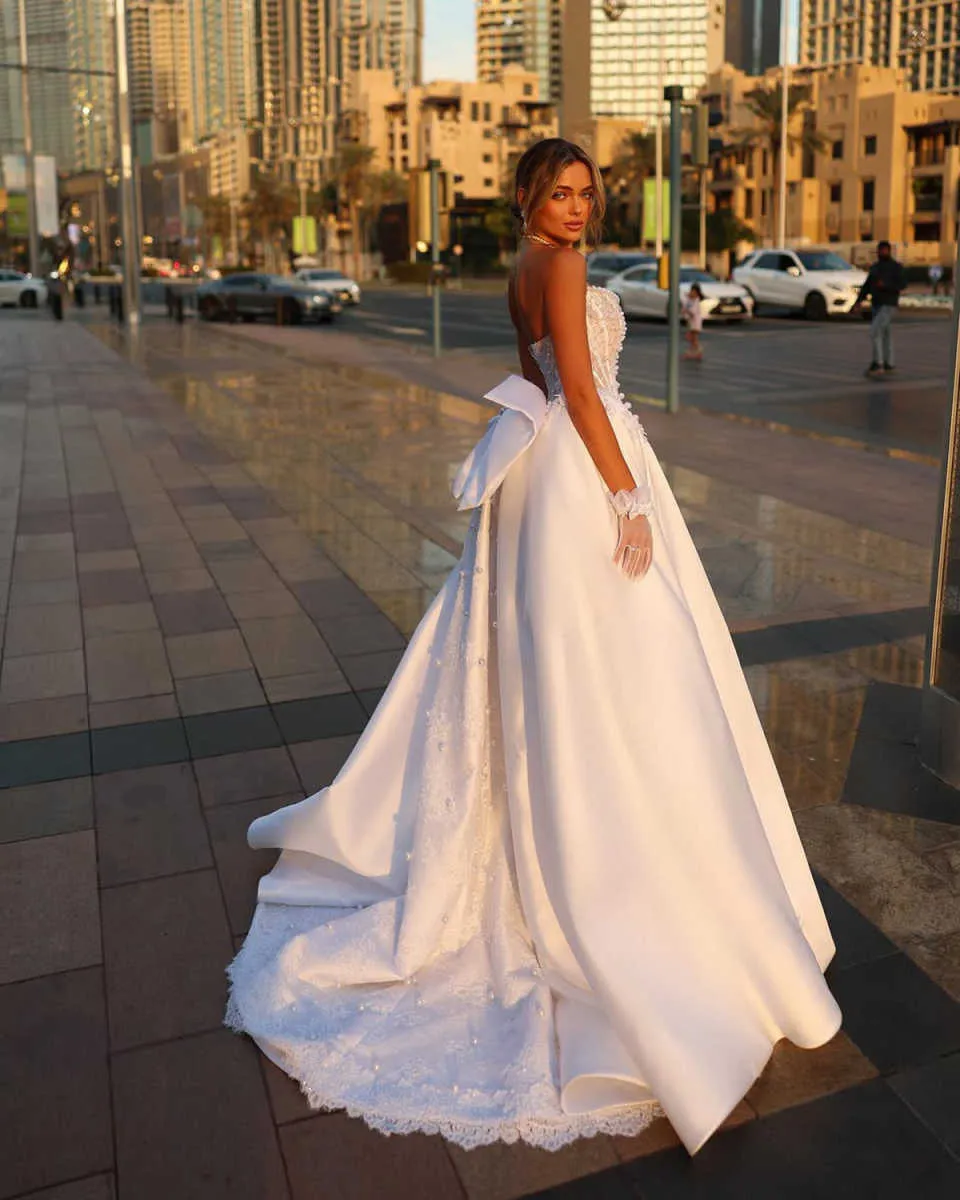 2026 Chic Pearls Lace Dubai Araic A Line Wedding Dresses Modern White Satin Ruched Strapless Basque Waist Vintage Bridal Gowns Bowknot Bride Robes de 