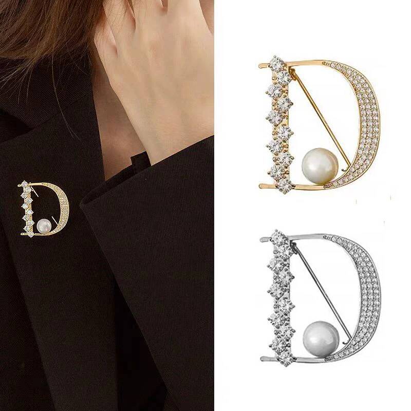 Luxury Brooch For Coat Ornament Korean Fashion Crystal Pearls D Letter Buckles Shirt Corner Brooches Decoration Jewelry Gifts