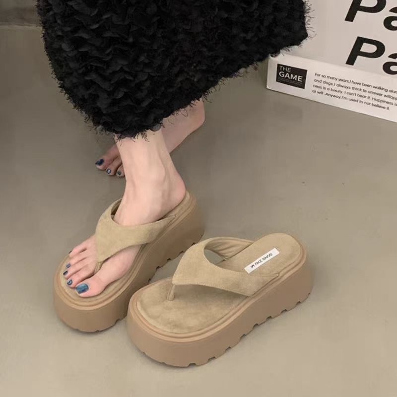 Sponge Cake Thick Bottom Flip Flops For Women Summer Wear Clip On High Heels Cool Slippers For Women 2026 New High-End Beach Sandals