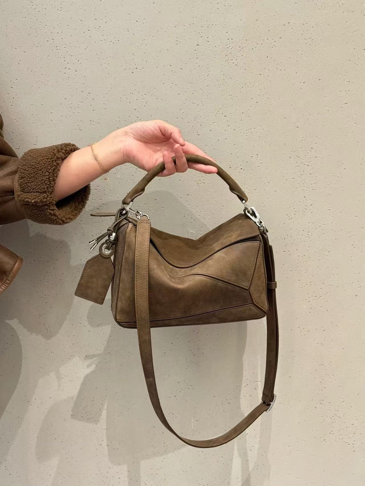 10A Chic Leather Handbag with Reversible Carry Options | Spacious Interior for Daily Essentials