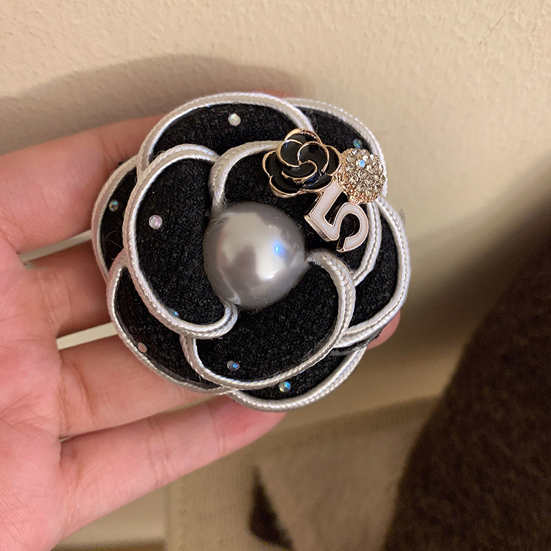 Exquisite Diamond Inlaid Flower Pearl Brooch With Retro Temperament Simple Chest Flower Light Luxury High End Feel Suit Accessories Gift Brooch