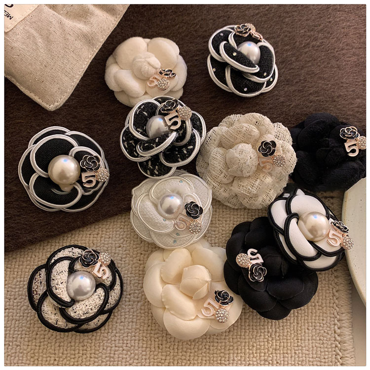 Exquisite Diamond Inlaid Flower Pearl Brooch With Retro Temperament Simple Chest Flower Light Luxury High End Feel Suit Accessories Gift Brooch