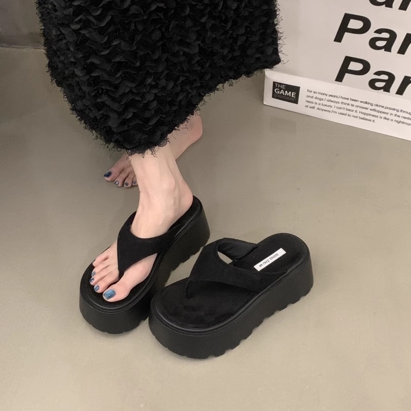 Sponge Cake Thick Bottom Flip Flops For Women Summer Wear Clip On High Heels Cool Slippers For Women 2026 New High-End Beach Sandals