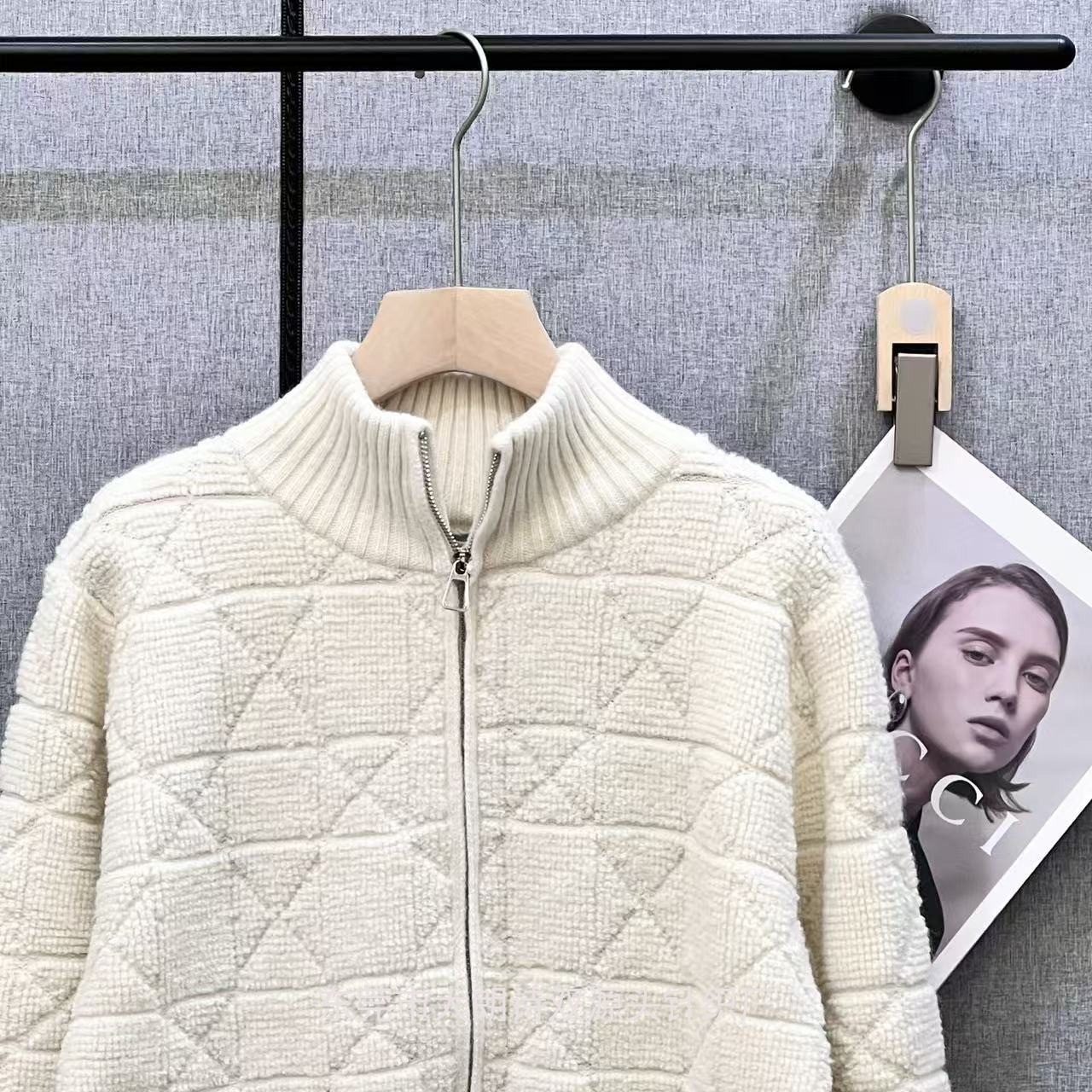 Nanyou High-End 25 Autumn Winter New D Brand Heavy Embroidery Back Diamond Pattern Solid Color Simple High Collar Knitted Jacket