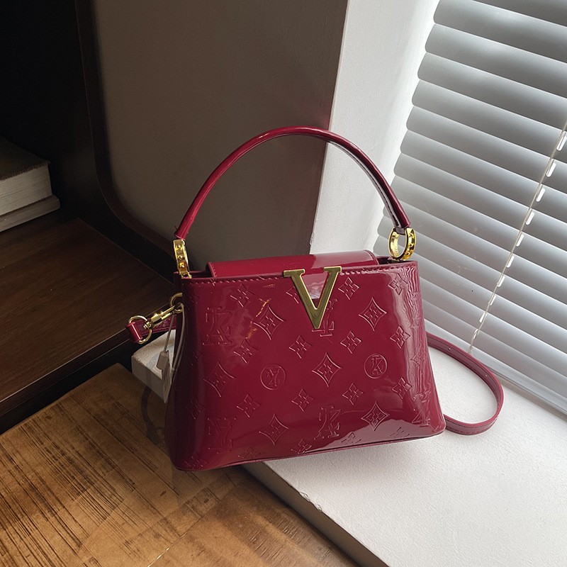 designer bag High-End for Women New Leather Large Capacity Commuter Bucket Handbag Light Luxury Shoulder Crossbody Bag