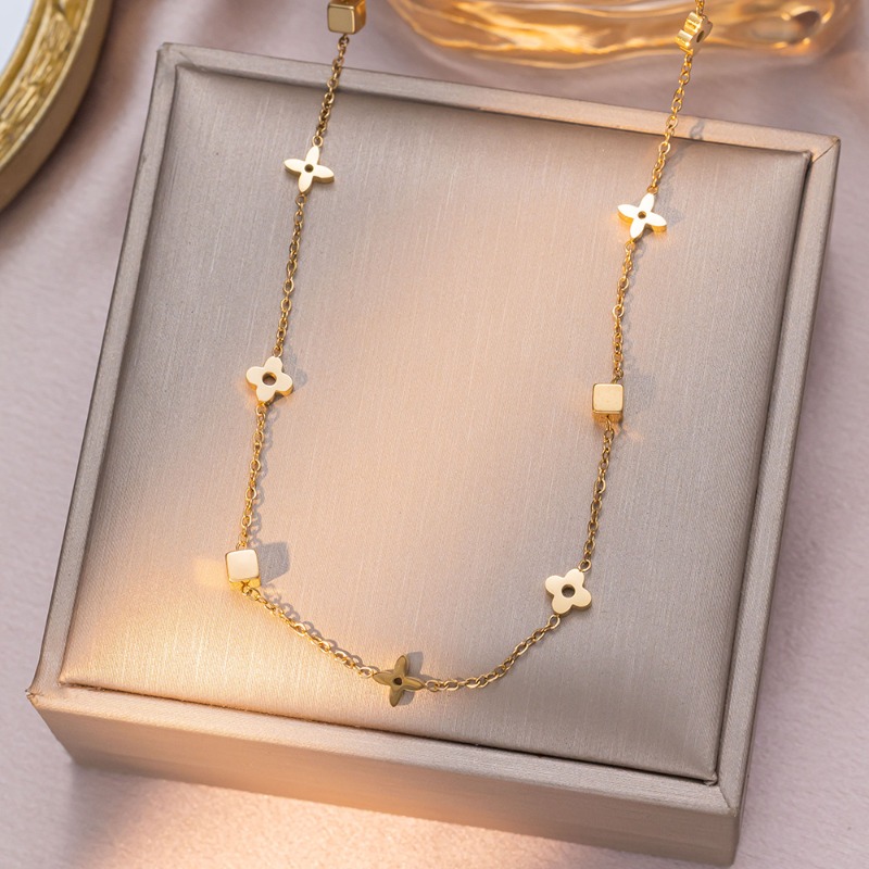 Elegant Geometric Four-Leaf Clover Necklace: Durable Titanium Steel Collarbone Chain Set - Stylish Women's Jewelry for Daily Party Wear