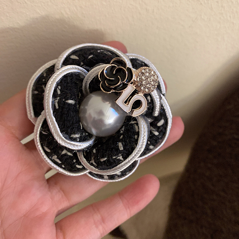 Exquisite Diamond Inlaid Flower Pearl Brooch With Retro Temperament Simple Chest Flower Light Luxury High End Feel Suit Accessories Gift Brooch