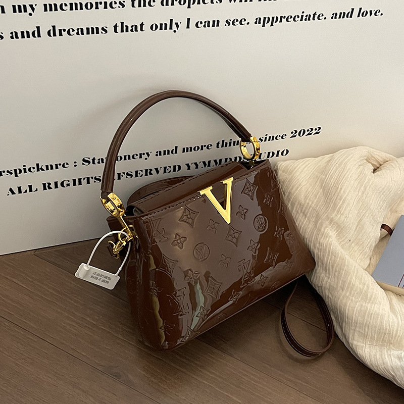 designer bag High-End for Women New Leather Large Capacity Commuter Bucket Handbag Light Luxury Shoulder Crossbody Bag