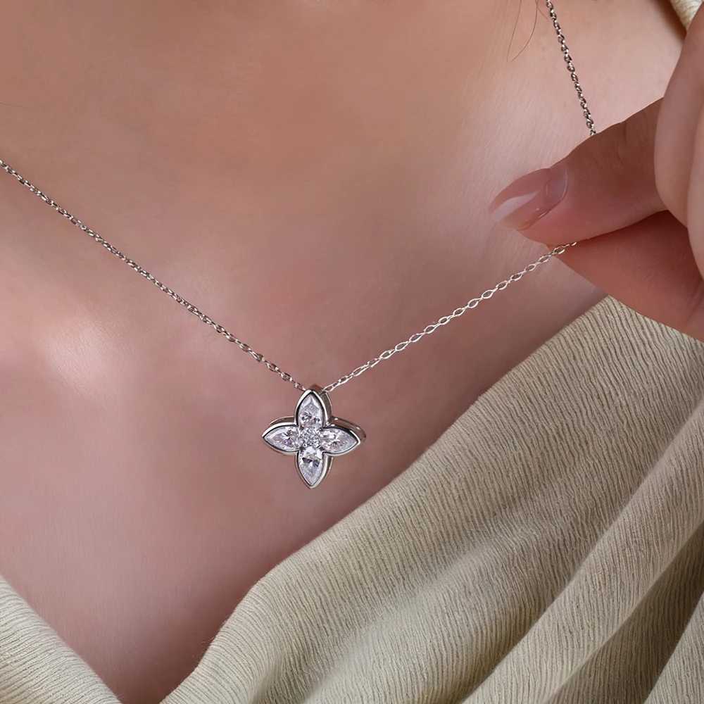 Bezel Set Full Moissanite Flower Pendant Necklace for Women Sparkling Pear Cut Diamond Pendant S925 Silver Wedding Party Jewelry H260108