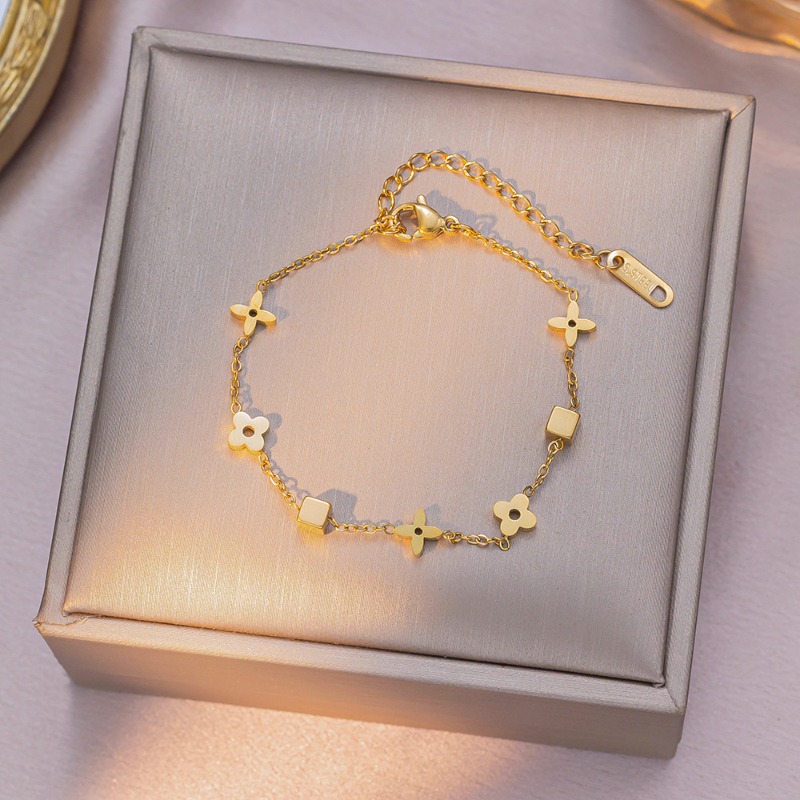 Elegant Geometric Four-Leaf Clover Necklace: Durable Titanium Steel Collarbone Chain Set - Stylish Women's Jewelry for Daily Party Wear