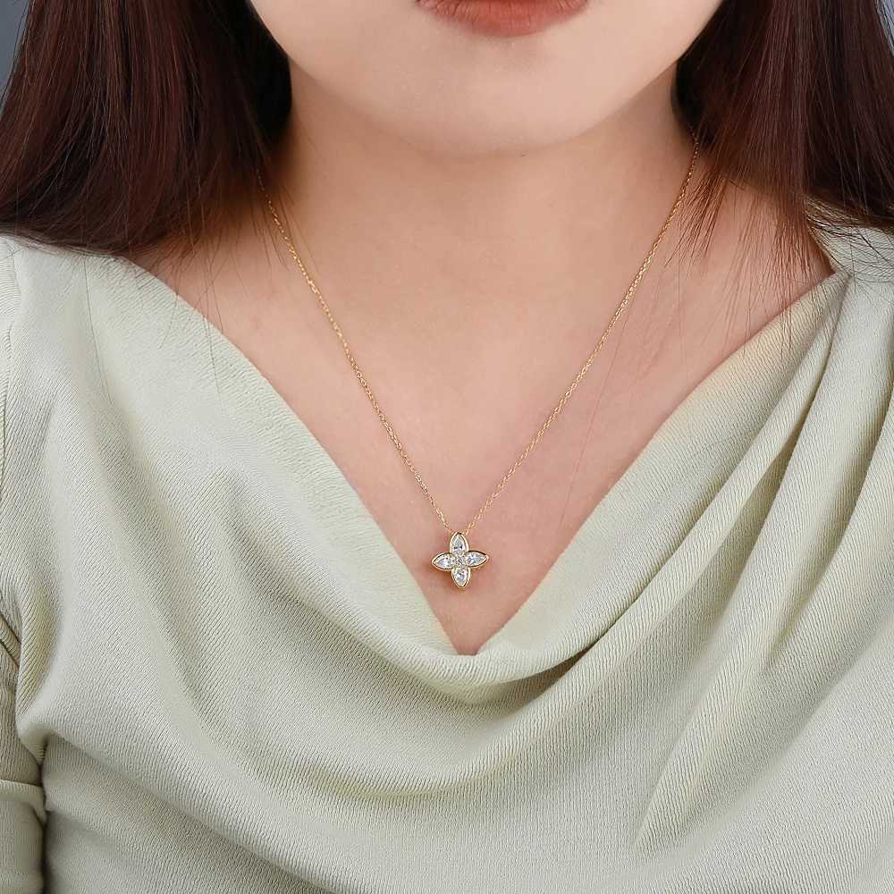 Bezel Set Full Moissanite Flower Pendant Necklace for Women Sparkling Pear Cut Diamond Pendant S925 Silver Wedding Party Jewelry H260108